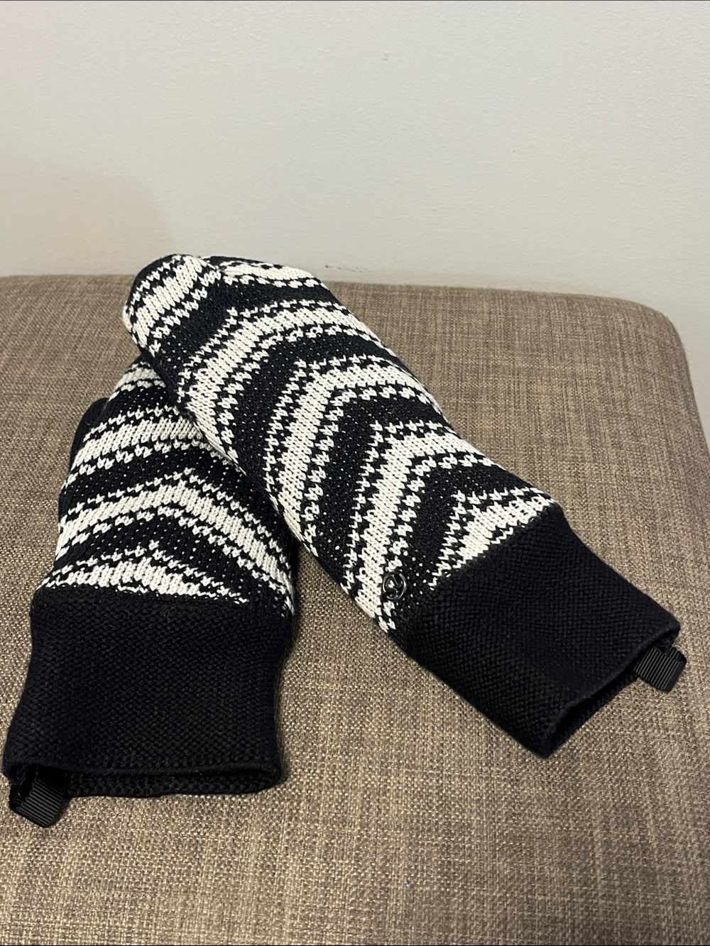 Lululemon Chevron Knit Convertible Mittens Black White OS